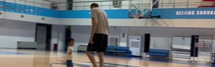 周琦携子训练：强度提升引小儿子委屈落泪，不及哥哥表现