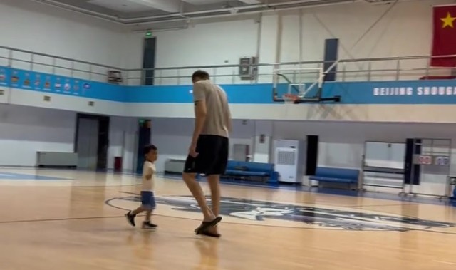 周琦携子训练：强度提升引小儿子委屈落泪，不及哥哥表现