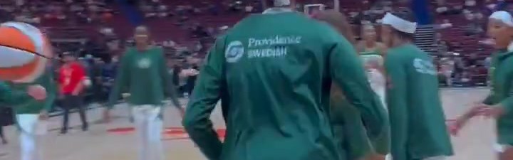 开云APP-谁说女子不能扣~女版文班？1米98法国中锋训练轻松起飞完成扣篮