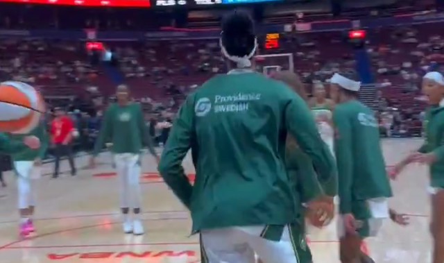 开云APP-谁说女子不能扣~女版文班？1米98法国中锋训练轻松起飞完成扣篮