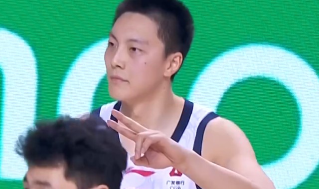 kaiyun-广东3消息！胡明轩深夜发声，徐杰新发型遭吐槽，焦泊乔化身阿联