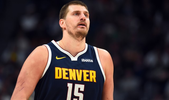 开云体育下载-阿德尔曼：约基奇遭受不公平判罚 没有人会对其他MVP进行膝盖攻击