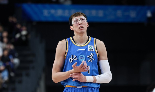 开云官网-防守中坚！周琦半场2中1拿到3分 但有7篮板1抢断2盖帽