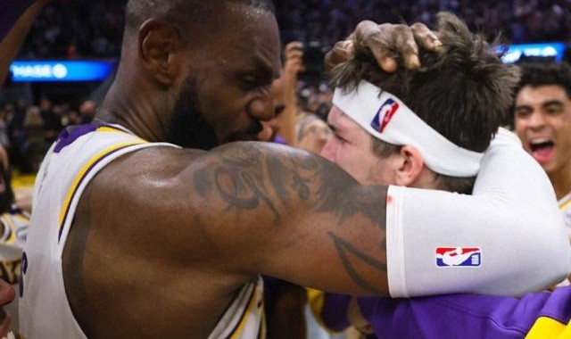 开云APP-詹库杜圣诞演绎梦幻一夜 明天仍要与残酷现实对线